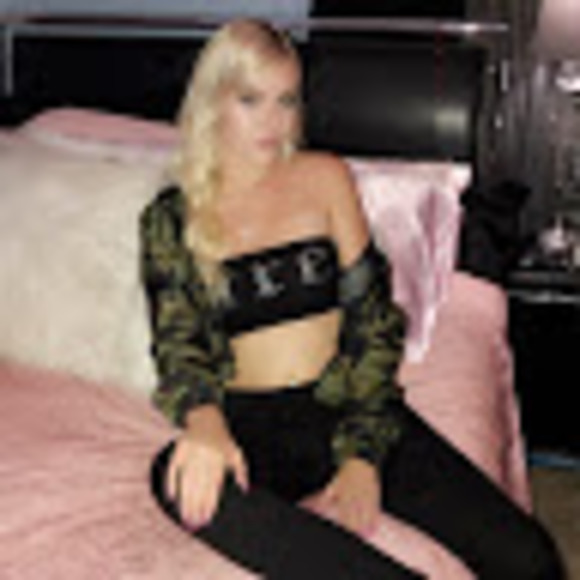 Meet your Posher, Emily - Picture 1 of 1